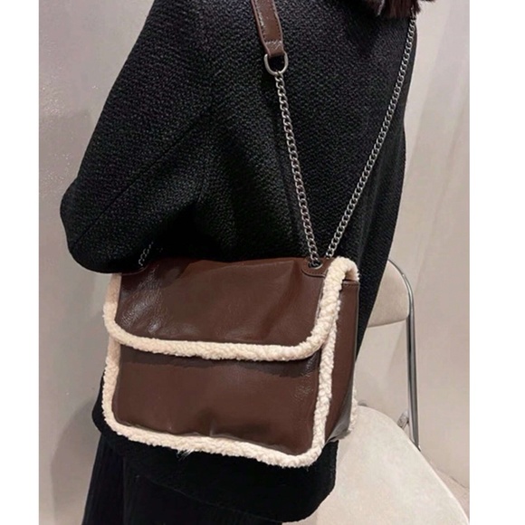 Luxe Vegan Leather Chain Strap Teddy Trim Shoulder Bag - Picture 8 of 8